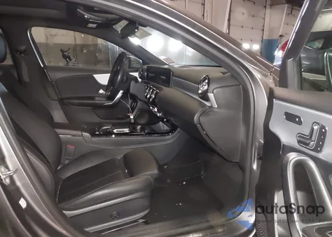 2019 Mercedes-Benz A 220 4Matic z USA, uszkodzony, nr VIN WDD3G4FB4KW006625